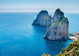 Blick auf die Faraglioni, die während der Bootstour von Pozzuoli nach Capri und Amalfi mit Mittagessen zu sehen sind, die von Gestour Pozzuoli organisiert wird.