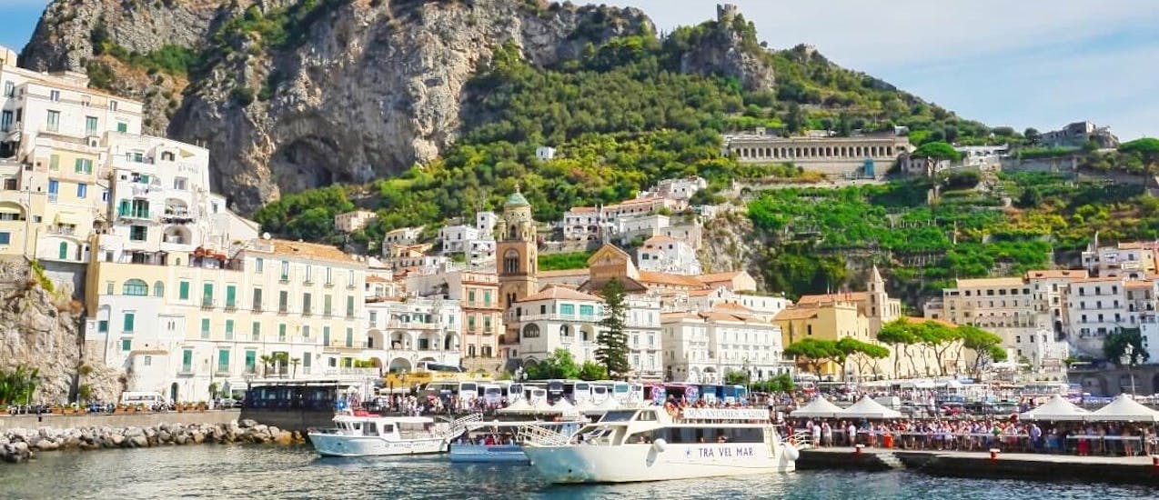 Vista di Amalfi che può essere visitata con la gita in barca da Pozzuoli a Capri e Amalfi con pranzo organizzata da Gestour Pozzuoli.