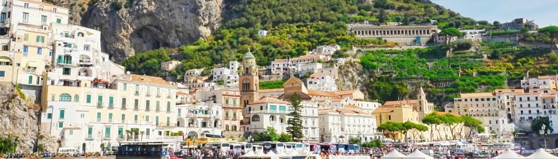 Blick auf Amalfi, das während der Bootstour von Pozzuoli nach Capri und Amalfi mit Mittagessen besichtigt werden kann, die von Gestour Pozzuoli organisiert wird.