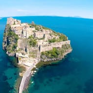 Blick auf die Burg Aragonese, die Ihr während der Bootstour von Pozzuoli nach Capri und Ischia mit Mittagessen sehen könnt, die von Gestour Pozzuoli organisiert wird.