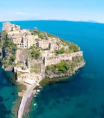 Blick auf die Burg Aragonese, die Ihr während der Bootstour von Pozzuoli nach Capri und Ischia mit Mittagessen sehen könnt, die von Gestour Pozzuoli organisiert wird.