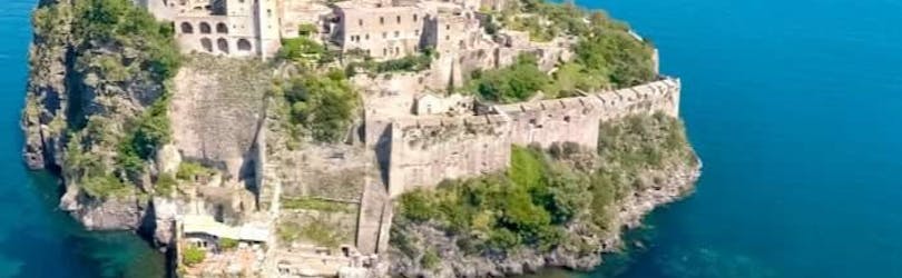 Uitzicht op het Aragonese kasteel dat je kunt zien tijdens de Boottocht van Pozzuoli naar Capri en Ischia met Lunch georganiseerd door Gestour Pozzuoli.