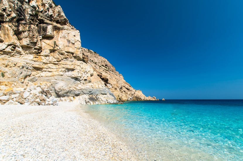 Afbeelding van een strand op het eiland in de buurt van Athene tijdens de privé-boottocht vanuit Athene met lunch en snorkelen met Aiolis Experience Athens.