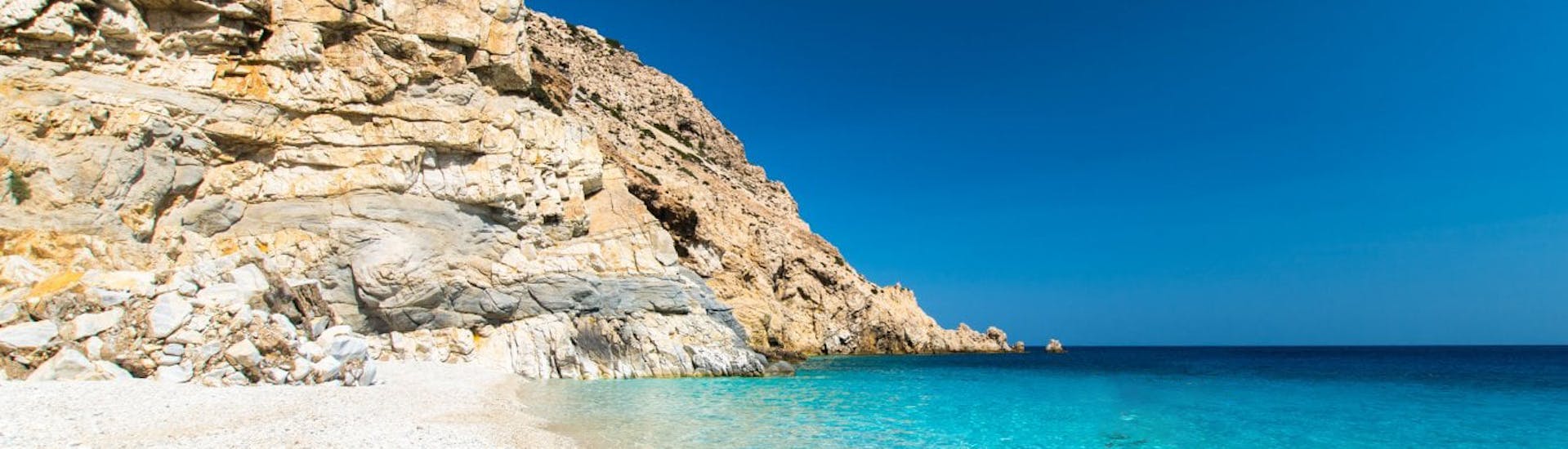 Immagine di una spiaggia dell'isola vicino ad Atene durante la Gita in barca privata da Atene con pranzo e snorkeling con Aiolis Experience Athens.