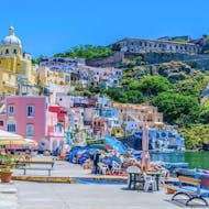 Uitzicht op de kleurrijke huizen van Ischia tijdens de boottocht van Pozzuoli naar Ischia en Procida met lunch georganiseerd door Gestour Pozzuoli.