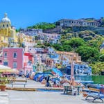 Blick auf die bunten Häuser von Ischia während der Bootstour von Pozzuoli nach Ischia und Procida mit Mittagessen, organisiert von Gestour Pozzuoli.