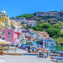 Vue des maisons colorées d'Ischia lors de la  Balade en bateau de Pozzuoli à Ischia et Procida avec Déjeuner avec Gestour Pozzuoli.