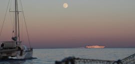 Vista del tramonto dalla barca durante la Gita privata in barca al tramonto da Atene con cena e snorkeling con Aiolis Experience Athens.