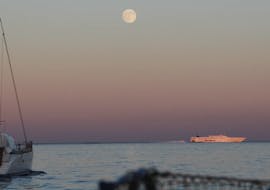 Vista del tramonto dalla barca durante la Gita privata in barca al tramonto da Atene con cena e snorkeling con Aiolis Experience Athens.