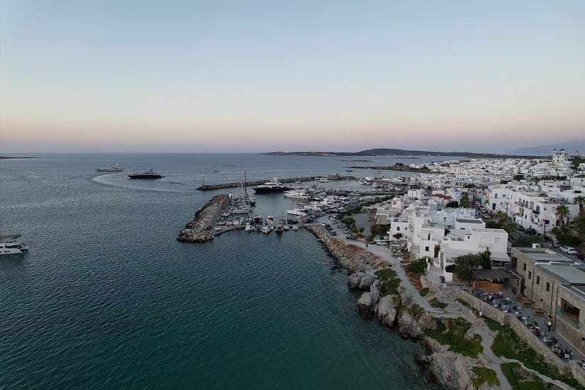 Vista di Atene durante la Gita privata in barca al tramonto da Atene con cena e snorkeling con Aiolis Experience Athens.