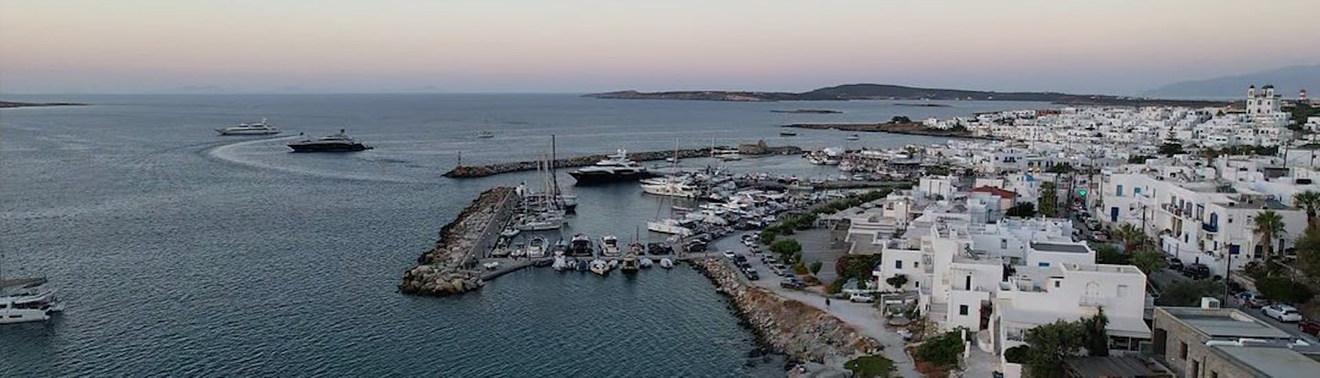 Uitzicht op Athene tijdens de zonsondergang tijdens de privé-zonsondergangsboottocht vanuit Athene met diner en snorkelen.