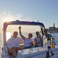 Mensen genieten van de Speedboottocht naar de Piratengrot & het Rode Eiland met Boat Excursions Tonka Rovinj.