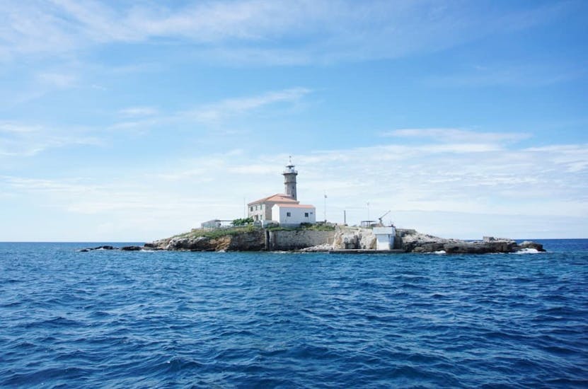 Il panorama durante il giro in motoscafo alla Grotta dei Pirati e all'Isola Rossa con Boat Excursions Tonka Rovinj.