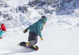 Clases de snowboard a partir de 8 años para todos los niveles con Swiss Ski School Saas-Fee.