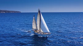 Boat trip of Pol Charters Mallorca sailing in the Bay of Palma with aperitif and snorkeling.