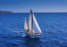 Boat trip of Pol Charters Mallorca sailing in the Bay of Palma with aperitif and snorkeling.