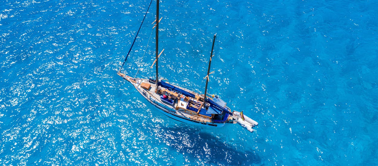 Gita in barca con Pol Charters Mallorca nella baia di Palma con aperitivo e snorkeling.