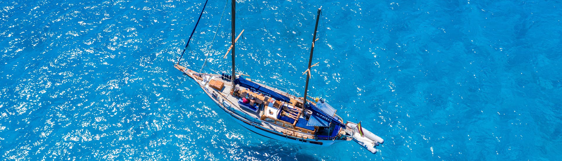 Excursion en bateau de Pol Charters Mallorca dans la baie de Palma avec apéritif et snorkeling.