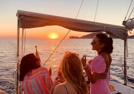 Des filles s'amusent sur un bateau privé à Port d'Andraitx au coucher du soleil avec Vayu Charters.