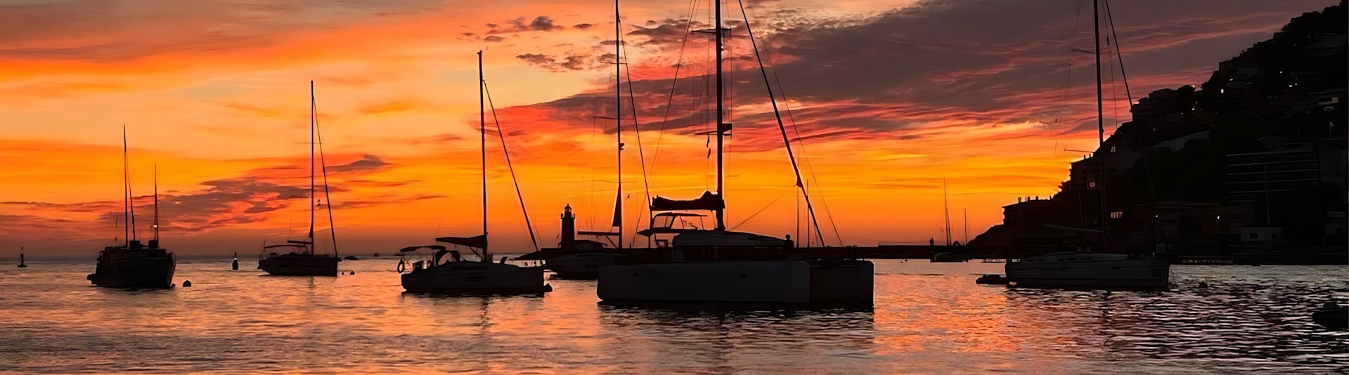 Giro privato in barca a vela a Port Andratx al tramonto.