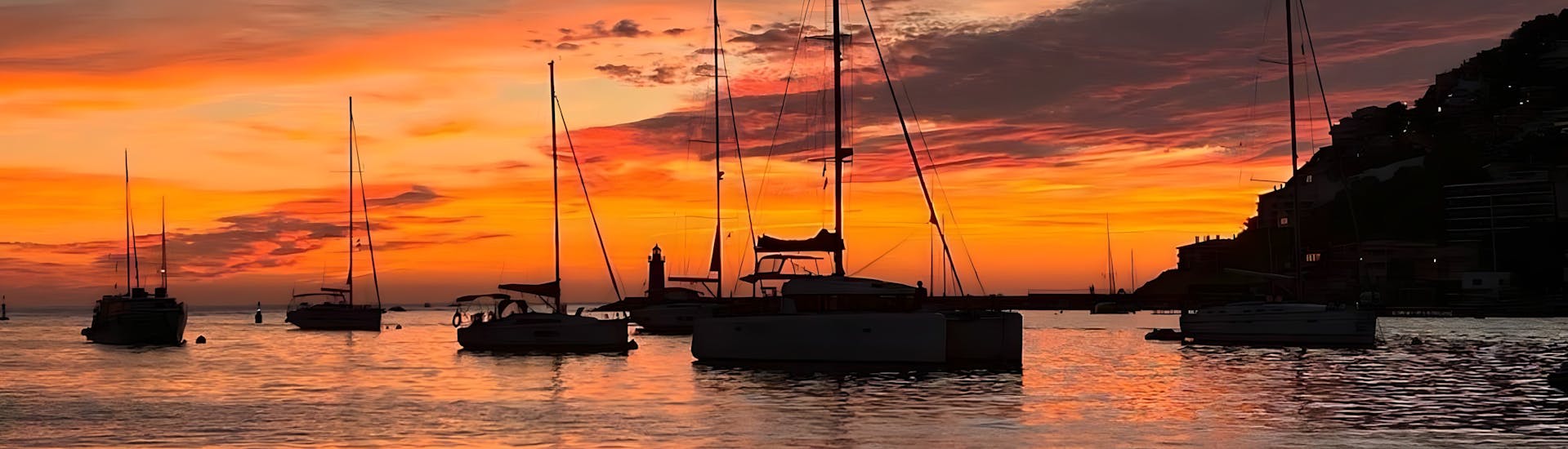 Un coucher de soleil lors d'une excursion en bateau privé à Port d'Andraitx.