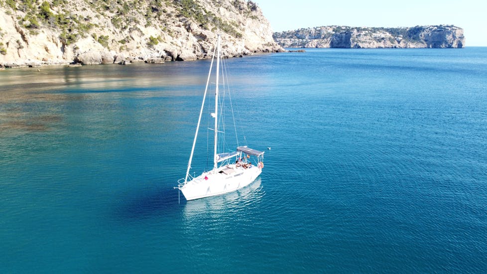 A boat trip crossing the mediterranean sea on the south coast of Mallorca with a Vayu Charters boat tour.