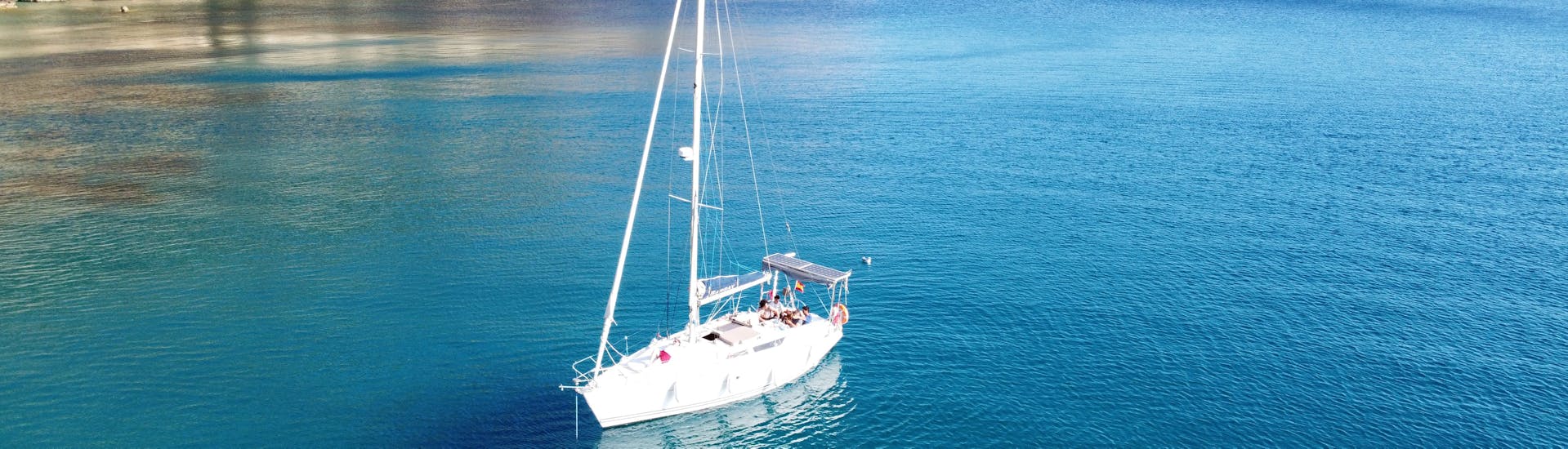 Una travesía en velero por el mar mediterráneo en la costa sur de Mallorca en un tour en barco de Vayu Charters.