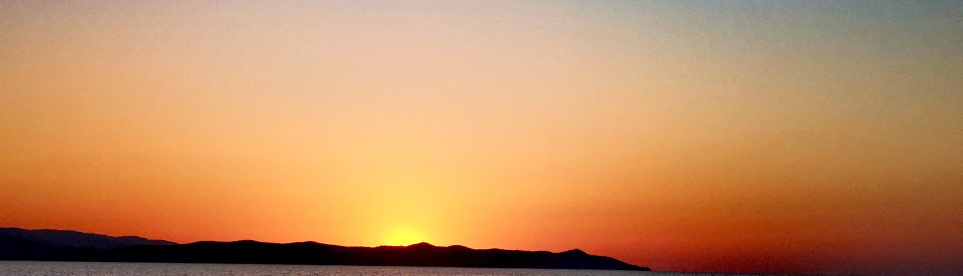 Blick auf den Sonnenaufgang vom Boot der Evasion Bleue aus.