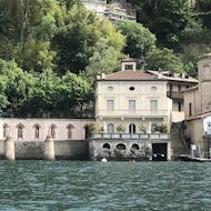 Une villa historique vue depuis le lac lors d'une Balade en bateau autour du lac de Côme, de Côme à Isola Comacina avec SuBacco Como.
