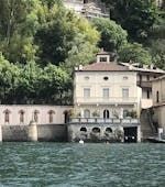 Una villa storica vista dal lago durante un giro in barca sul Lago di Como da Como all'Isola Comacina con Subacco.