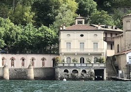Eine historische Villa vom See aus gesehen während einer Bootstour auf dem Comer See von Como zur Isola Comacina mit Subacco.