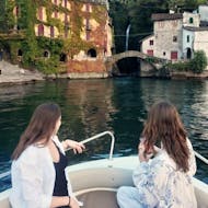 El puente de Civera visto desde el lago durante un paseo privado en barco con visita guiada a las villas del lago de Como con Subacco.