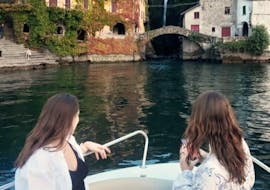 Die Civera-Brücke, vom See aus gesehen, während einer privaten Bootstour mit Führung zu den Villen des Comer Sees mit Subacco.