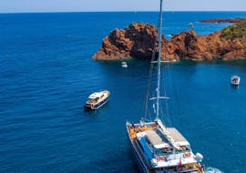 Foto van een catamaran genomen tijdens een catamarantocht van een halve dag van Cannes naar Lerins Islands door Riviera Lines.