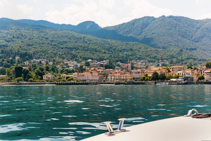 Privé boottocht naar Lake Maggiore met toeristische attracties.