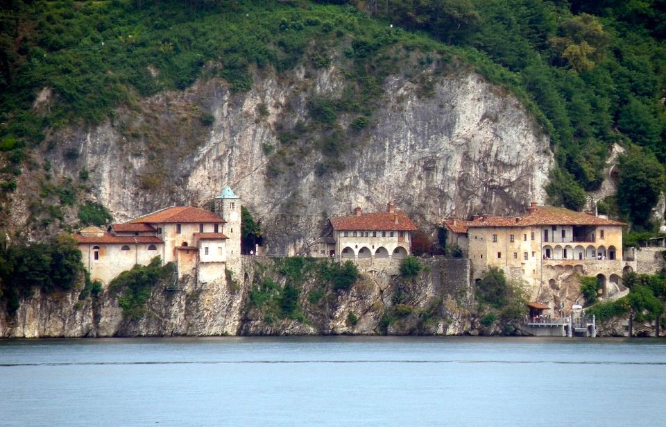 Immagine di Santa Caterina del Sasso durante il giro in barca privata da Stresa a Santa Caterina del Sasso.