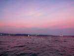 Blick auf den Sonnenuntergang vom Boot der Evasion Bleue aus.