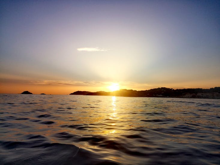 Vue du coucher soleil depuis le bateau de Evasion Bleue.