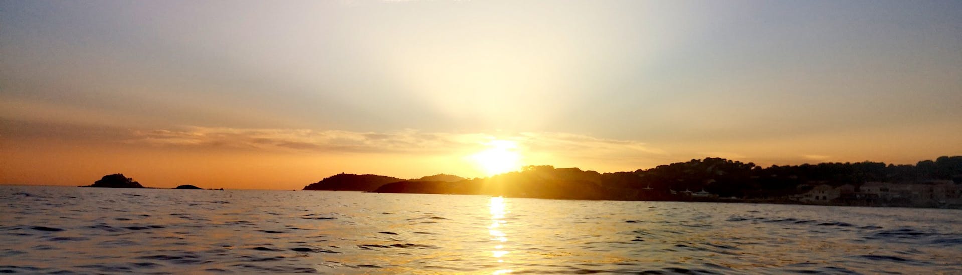 VIsta del tramonto dalla barca di Evasion Bleue.