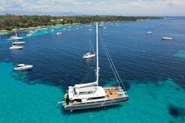 Foto di un catamarano scattata durante la Gita in catamarano alle Isole Lerins e al Massiccio dell'Esterel da Cannes con pranzo con Riviera Lines.