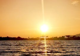 Blick auf den Sonnenuntergang vom Boot der Evasion Bleue aus.