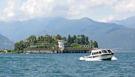Vista della barca e dell'Isola Bella durante il Transfer in barca da Stresa all'Isola Bella con Lake Tours Stresa.