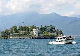 Zicht op de boot en Isola Bella tijdens de Boot transfer van Stresa naar Isola Bella met Lake Tours Stresa.
