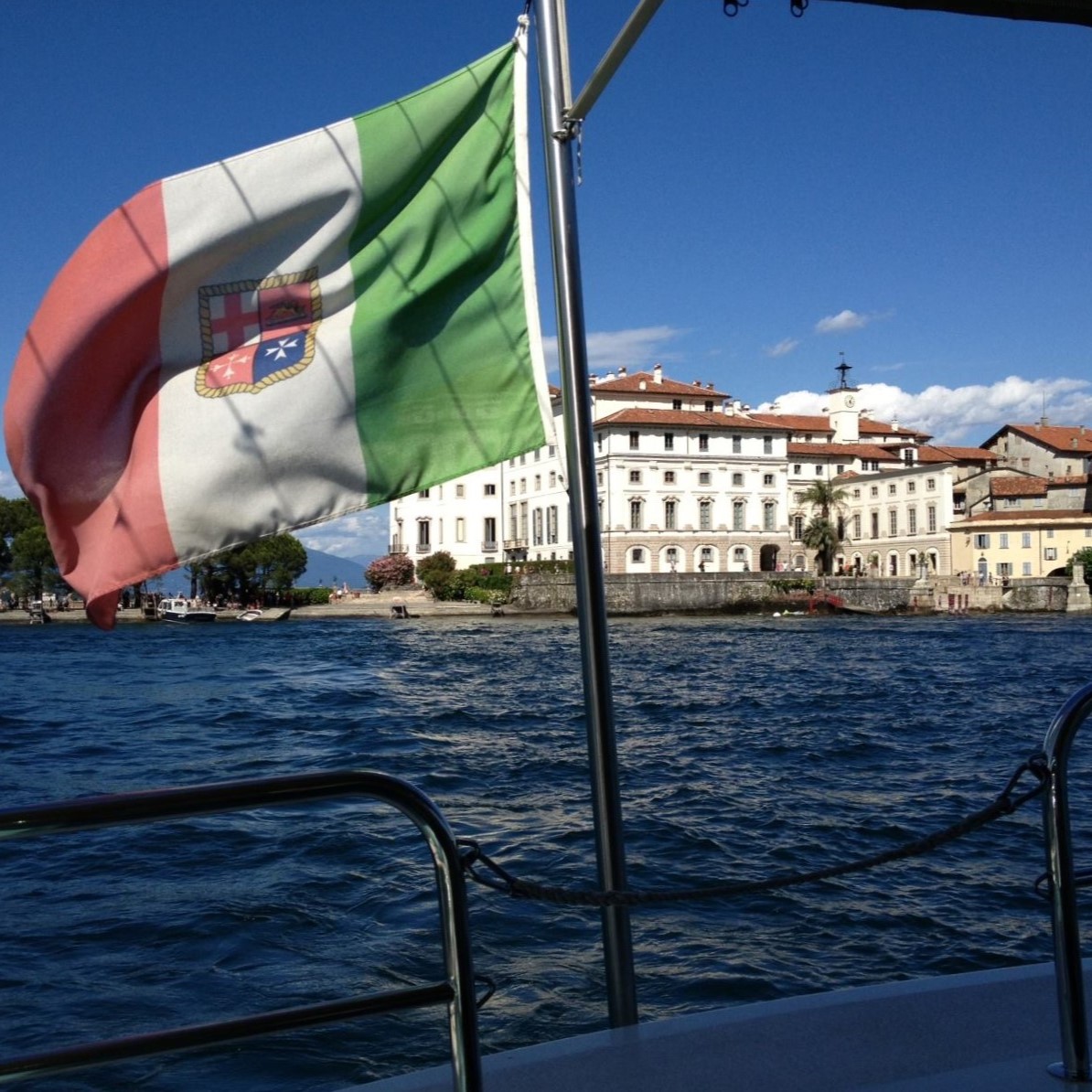 Vista desde el lago del Palacio Borromeo durante el traslado en barco desde Stresa a Isola Pescatori e Isola Bella por Lake tours Stresa.
