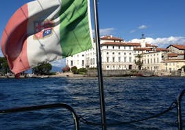 Vista del palazzo borromeo dal lago durante il transfer in barca da Stresa all'Isola Pescatori e all'Isola Bella organizzato da Lake tours Stresa.