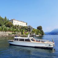 Blick auf das Boot, das während des Bootstransfers von Stresa zur Isola Madre, Isola Pescatori und Isola Bella mit Lake Tours Stresa benutzt wird.