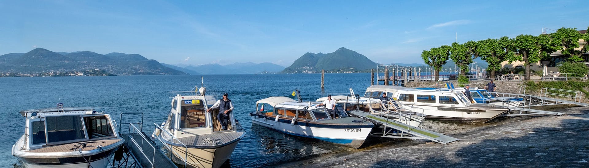 Blick auf die Boote, die für den Bootstransfer von Stresa zur Isola Madre, Isola Pescatori und Isola Bella mit Lake Tours Stresa verwendet werden.