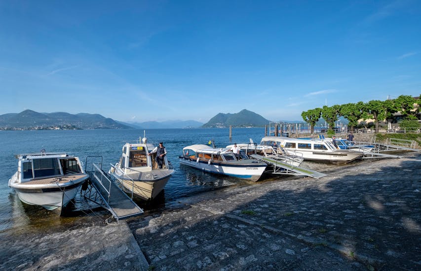 Uitzicht op de boten die gebruikt worden voor de Boottransfer van Stresa naar Isola Pescatori met Lake Tours Stresa.