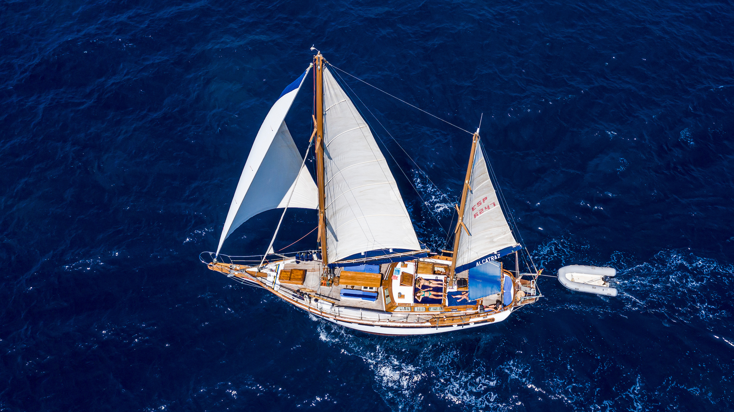 Sailing boat in Mallorca sailing in the Bay of Palma and enjoying an aperitif with Pol Charters.