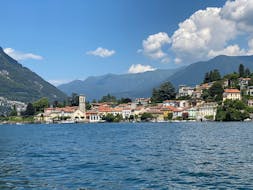 Uitzicht op de oever van het Comomeer tijdens bootverhuur in Como (tot 8 personen) met Subacco.